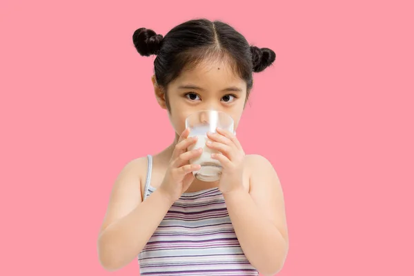 Lächelnde Kleine Asiatische Mädchen Milch Trinken Isoliert Auf Rosa Hintergrund — Stockfoto