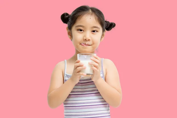 Sorrindo Menina Asiática Bebendo Leite Isolado Fundo Rosa — Fotografia de Stock