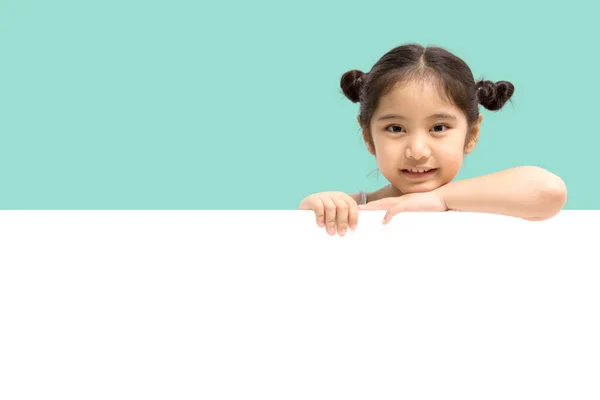 Feliz Menina Criança Asiática Sorrindo Mostrando Cartaz Sinal Branco Branco — Fotografia de Stock
