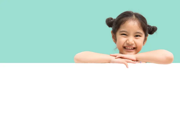 Joyeux Petit Asiatique Enfant Fille Souriant Montrant Blanc Panneau Blanc — Photo