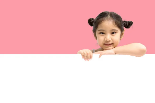 Gelukkig Klein Aziatisch Kind Meisje Glimlachen Tonen Wit Blanco Bord — Stockfoto