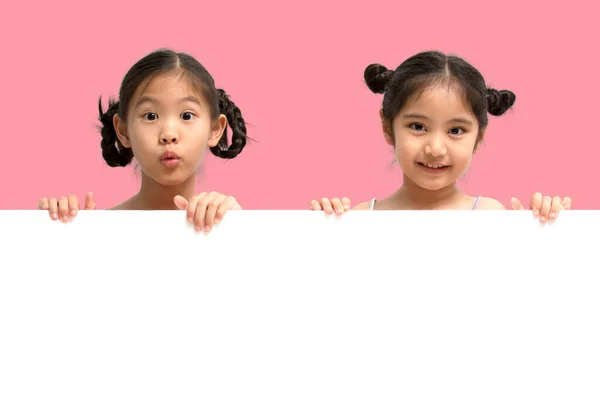 Glückliches Kleines Asiatisches Kindermädchen Lächelt Und Zeigt Weiße Leere Werbetafel — Stockfoto