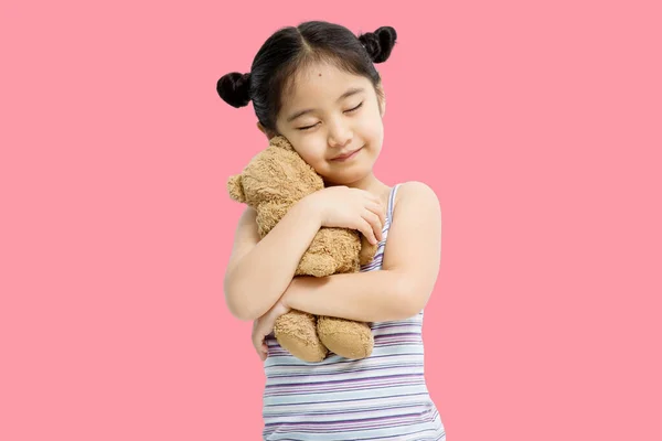 Asiatische Süße Kleine Asiatische Kind Mädchen Umarmt Teddybär Isoliert Auf lizenzfreie Stockbilder