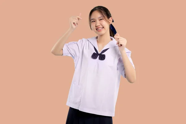 Feliz Aparelho Ásia Estudante Menina Escola Uniforme Sorrindo Isolado Pastel — Fotografia de Stock