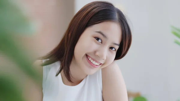 Beauty Face Closeup Headshot Portrait Smiling Asian Girl Natural Makeup — Fotografia de Stock