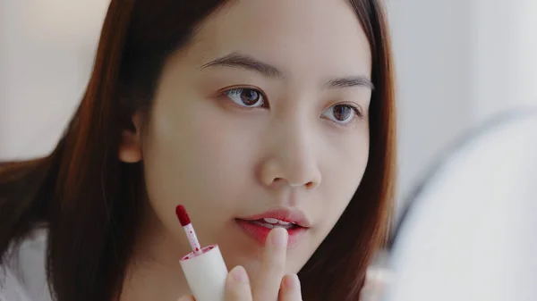 Menina Asiática Bonita Olhando Para Espelho Aplicando Lábio Seus Lábios — Fotografia de Stock
