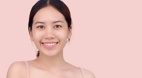 Sorridente Giovane Bella Donna Asiatica Con Trucco Naturale Pelle Fresca — Foto Stock