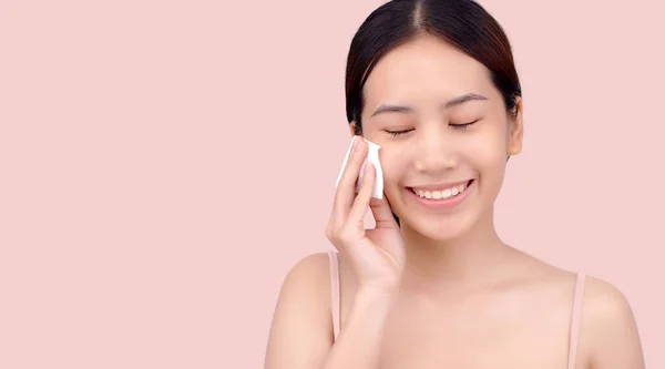 Happy Asian Girl Using Cotton Pad Applying Facial Wipe Her — Stockfoto