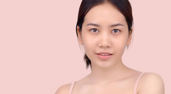 Sorrindo Jovem Bela Mulher Asiática Com Natural Compõem Pele Fresca — Fotografia de Stock