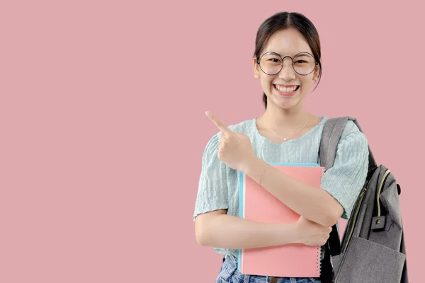 Junge Asiatische Studentin Über Isolierten Rosa Hintergrund Zeigt Mit Dem — Stockfoto