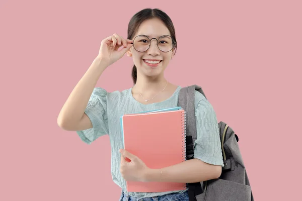 Feliz Joven Asiática Estudiante Chica Pie Sobre Aislado Rosa Fondo — Foto de Stock