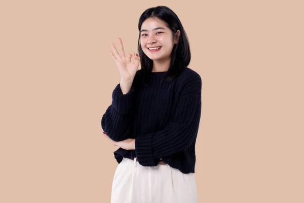 Portrait Young Modern Asian Woman Showing Hand Sign Looking Camera — Fotografia de Stock
