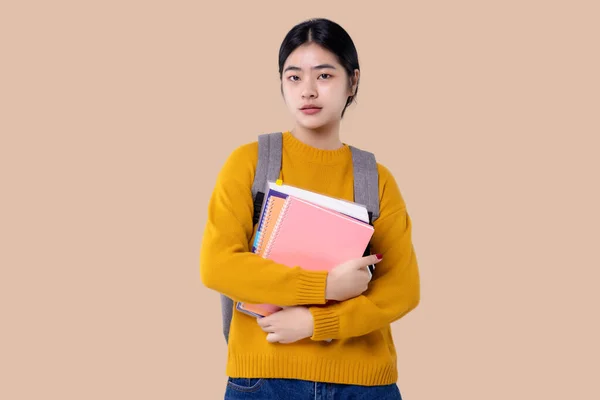 Jovem Estudante Asiático Menina Segurando Livros Mochila Fundo Isolado — Fotografia de Stock