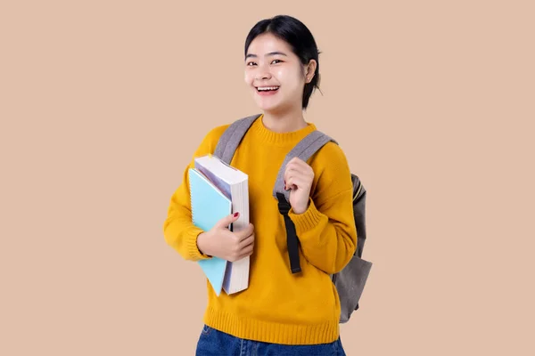 Junge Asiatische Studentin Mit Büchern Und Rucksack Vor Isoliertem Hintergrund — Stockfoto