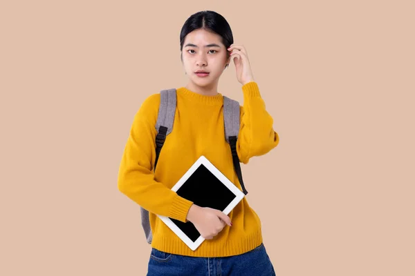 Νεαρό Κορίτσι Ασιάτης Φοιτητής Κρατώντας Tablet Υπολογιστή Κενή Οθόνη Απομονωμένο — Φωτογραφία Αρχείου