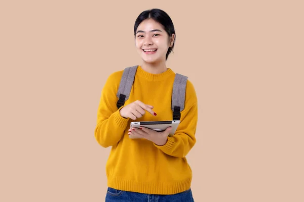 Junge Asiatische Studentin Benutzt Tablet Computer Auf Isoliertem Hintergrund — Stockfoto