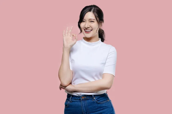 Jovem Mulher Asiática Feliz Sentindo Felicidade Gesto Mostrando Sinal Mão — Fotografia de Stock