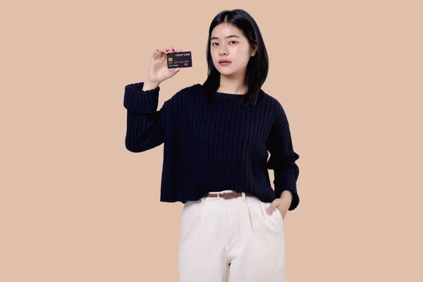 Портрет Молодої Сучасної Азіатської Жінки Показує Кредитну Картку Дивиться Камеру Стокове Зображення