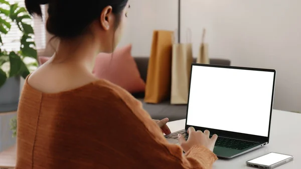 Jong Aziatische Vrouw Met Behulp Van Laptop Computer Thuis Met — Stockfoto