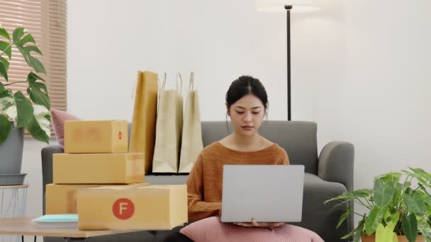 Happy Young Asian Woman Enjoy Shopping Online Shopping Platform Laptop — Stock Video
