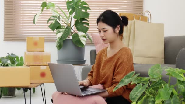 Happy Young Asian Woman Enjoy Shopping Online Shopping Platform Laptop – Stock-video