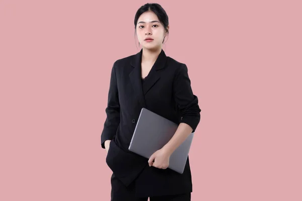 Νεαρή Σύγχρονη Επιχείρηση Ασιατική Γυναίκα Κρατώντας Φορητό Υπολογιστή Απομονώνονται Ροζ — Φωτογραφία Αρχείου