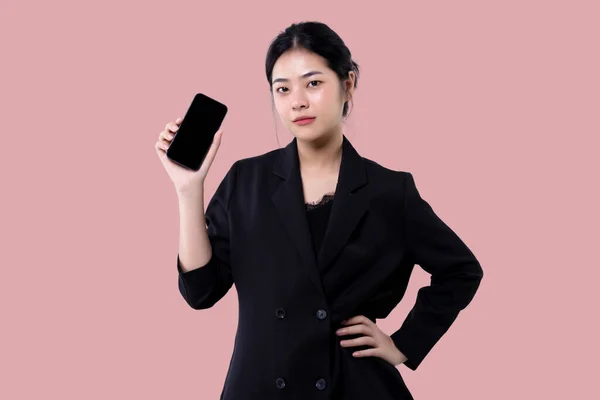 Νεαρή Σύγχρονη Επιχείρηση Ασιατική Γυναίκα Κρατώντας Smartphone Κινητή Συσκευή Και — Φωτογραφία Αρχείου