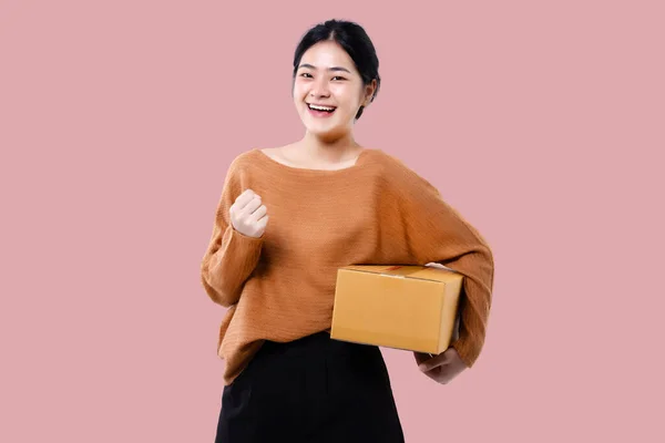 Happy Asian Woman Holding Parcel Box Isolated Pink Background — Stockfoto