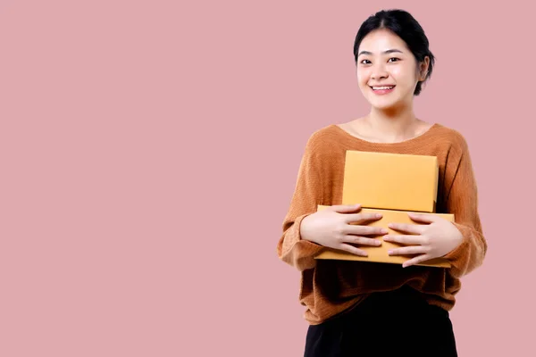 Happy Asian Woman Holding Parcel Box Isolated Pink Background — Stok Foto