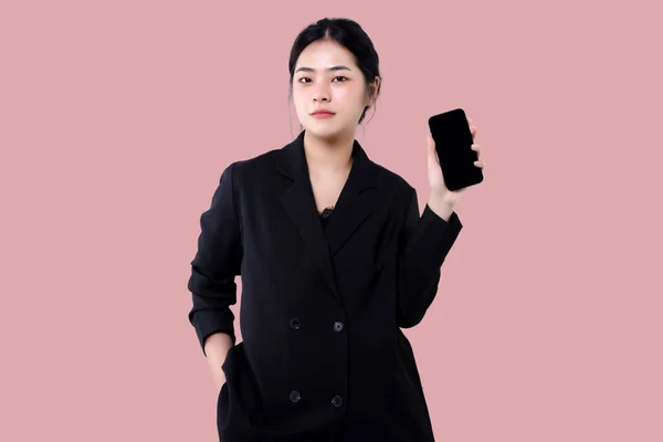 Young Modern Business Asian Woman Holding Smartphone Mobile Device Showing Fotos de stock libres de derechos