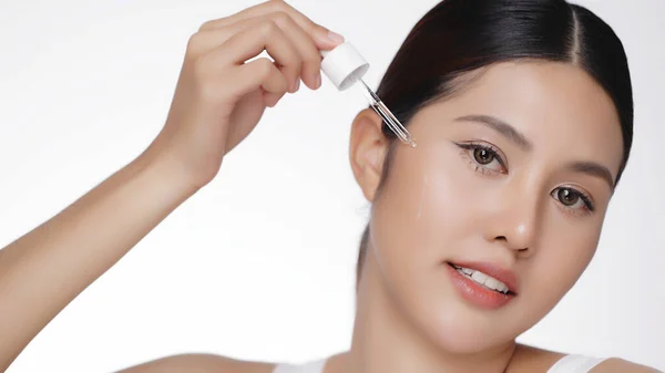Young Asian Beautiful Woman Dropping Serum Face Woman Putting Ageing — Stockfoto