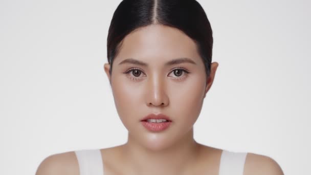 Beauty Young Asian Woman Face Looking Camera Isolated White Background — Vídeo de stock