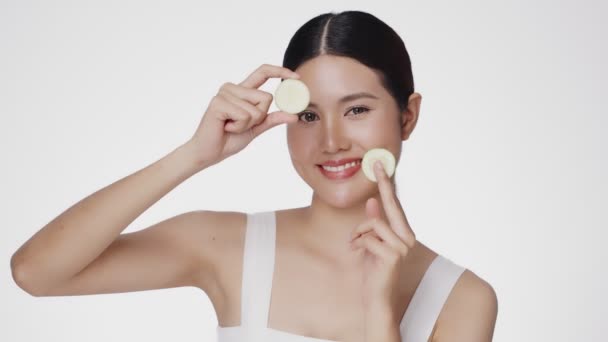 Asyalı Kadınlar Sağlıklı Ciltleriyle Mutludurlar Şirin Bir Bayan Model Temiz — Stok video