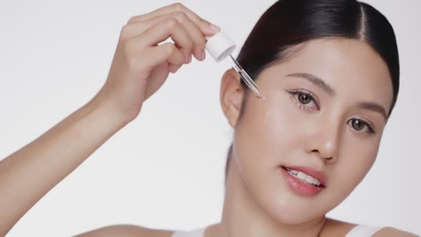 Young Asian Beautiful Woman Dropping Serum Face Woman Putting Ageing — Stockvideo