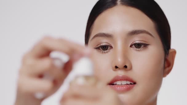 Joven Asiática Hermosa Mujer Mostrando Botella Suero Facial Concepto Terapia — Vídeos de Stock