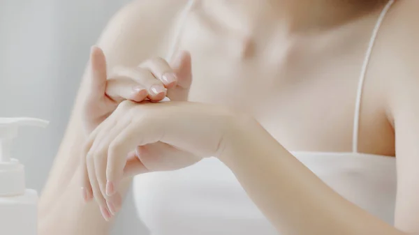 Closeup Mulher Asiática Aplicando Creme Hidratante Loção Mãos Conceito Saudável — Fotografia de Stock