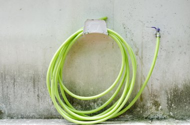 Yeşil kauçuk tüp üzerinde kirli duvar olmak