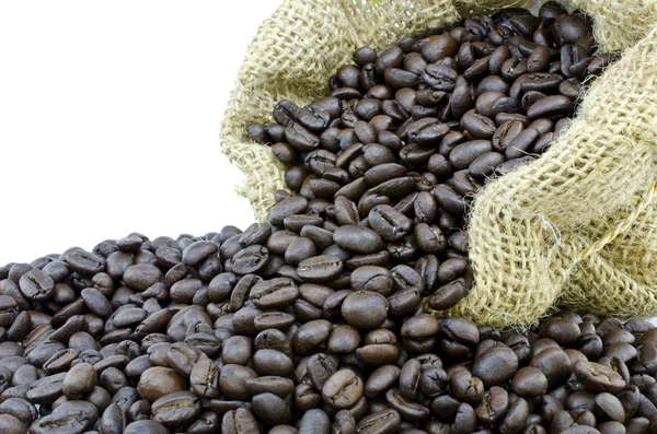 Kaffeebohne in gunny bag mit weißem isoliertem Hintergrund — Stockfoto