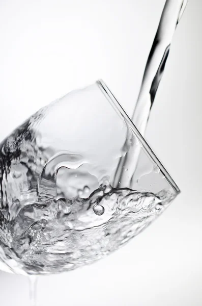 Наповнення склянки водою, що показує концепцію напою — стокове фото