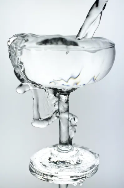Füllen eines Glases mit Wasser mit einem Getränkekonzept — Stockfoto