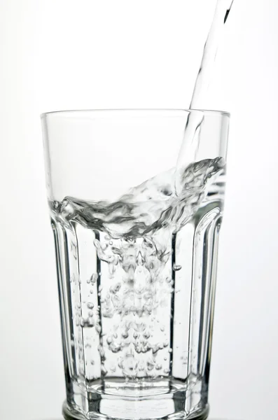 Llenar un vaso con agua mostrando un concepto de bebida — Foto de Stock
