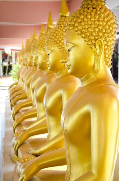 Veel standbeelden van Boeddha zit in regels — Stockfoto