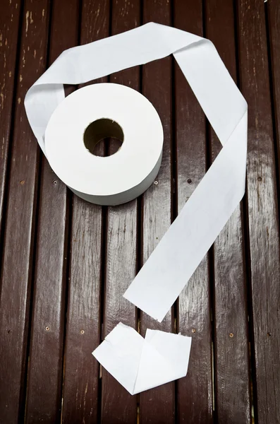 Handduk toalett pappersrulle med fråga formen på bordet — Stockfoto
