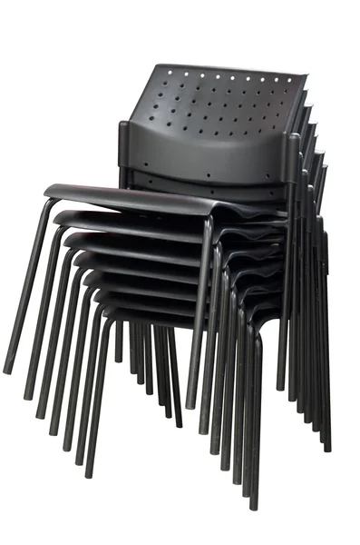 Стек черного офисного кресла изолирован на белом — стоковое фото