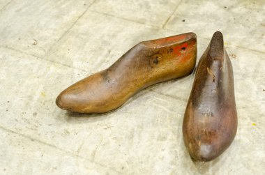 retro tarzı, eski ahşap ayakkabı yastıkları ve sedye beton bac üzerinde