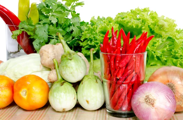 Směs čerstvé zeleniny na bílém pozadí . — Stock fotografie