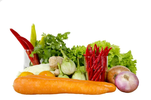 Mezcla de verduras frescas sobre fondo blanco aislado — Foto de Stock