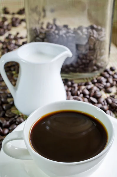 Šálek a podšálek s coffee bean — Stock fotografie