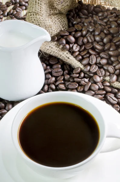 コーヒー カップとソーサーはコーヒー豆 — ストック写真