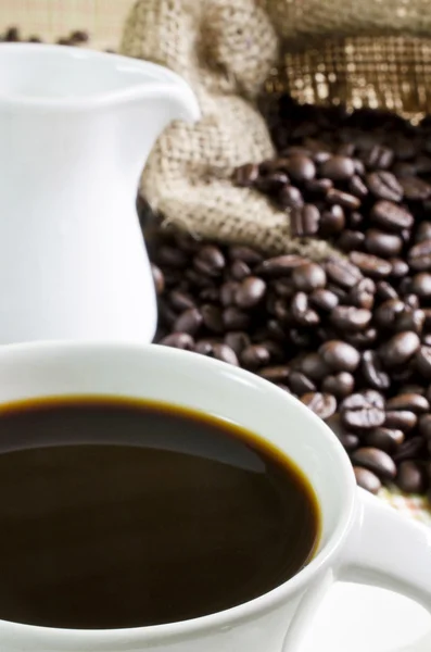 コーヒー カップとソーサーはコーヒー豆 — ストック写真